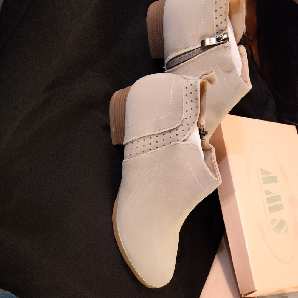 Elegant Cream Ankle Boots - Picture 2 of 4